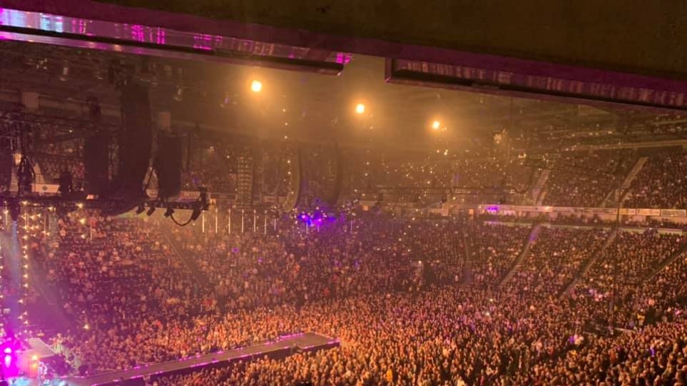 Κορωνοϊός: Εικόνα σοκ από Βρετανία - Χιλιάδες άτομα στις συναυλίες των Stereophonics