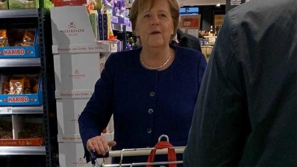 Γερμανία: Η Άνγκελα Μέρκελ στο σούπερ μάρκετ εν μέσω πανδημίας 1