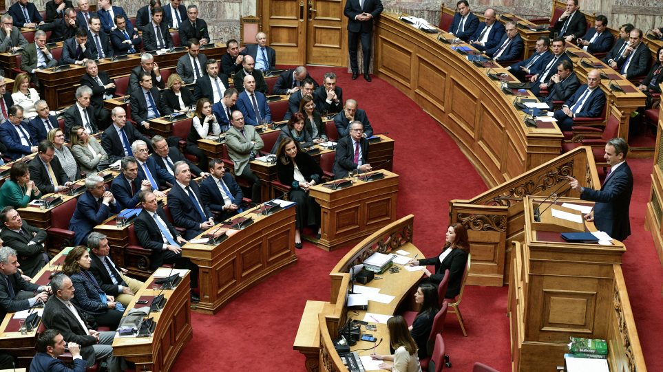 Κορωνοϊός: Υπουργοί, βουλευτές και ευρωβουλευτές ανταποκρίνονται στην πρόσκληση Μητσοτάκη και δωρίζουν τον μισό μισθό τους