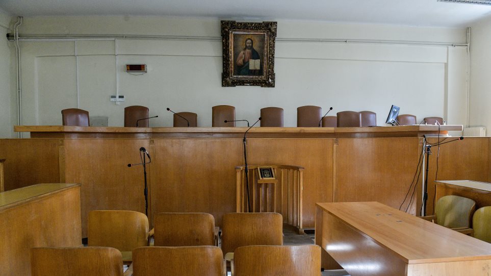 Τοποθέτηση διαχωριστικών στις δικαστικές αίθουσες ζητούν οι εισαγγελείς
