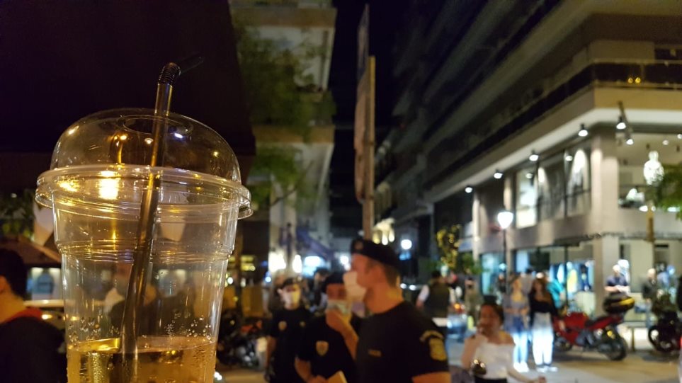 Θεσσαλονίκη: Συνωστισμός και πάλι για ένα ποτό - Νέα παρέμβαση της  αστυνομίας - Δείτε φωτογραφίες