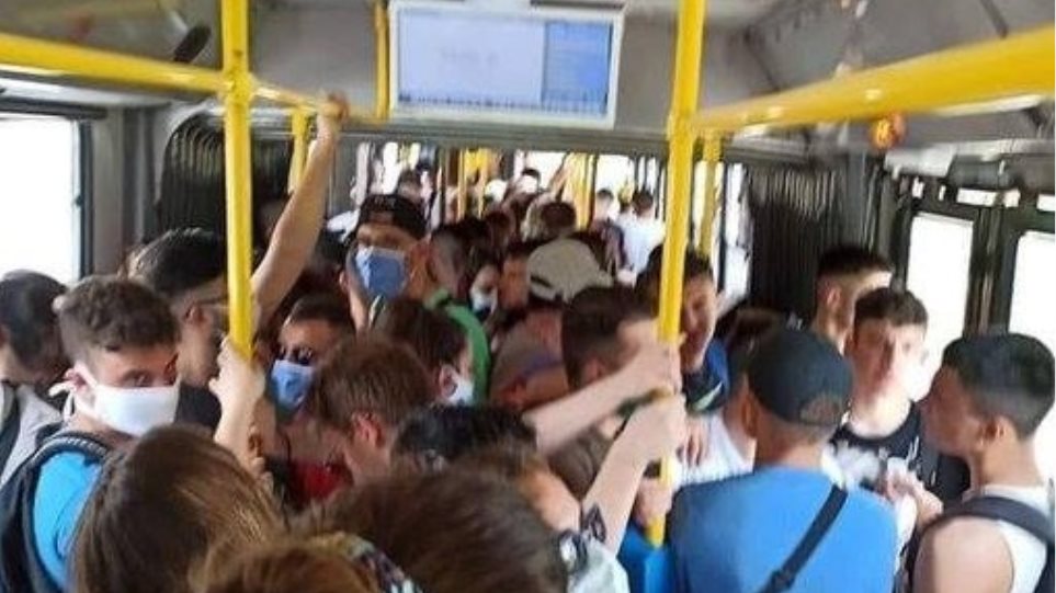 Απίθανη φωτογραφία: Του... συνωστισμού το κάγκελο στο λεωφορείο  Ελληνικό-Σαρωνίδα!