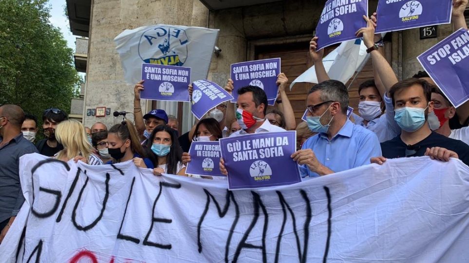 Σαλβίνι: Κάτω τα χέρια από την Αγία Σοφία - Έκανε διαδήλωση έξω από το τουρκικό προξενείο στο Μιλάνο