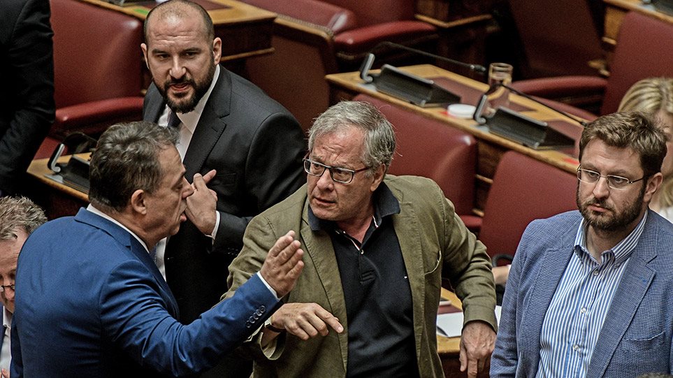 Ελληνική Βουλή: «έχετε την κ….ρα σας ανοιχτή, να» (Vid)