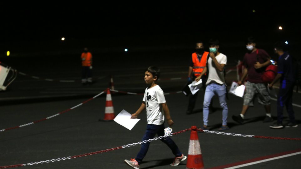 Φωτιά στη Μόρια: Προσγειώθηκε στη Θεσσαλονίκη η τρίτη πτήση με τα  ασυνόδευτα προσφυγόπουλα