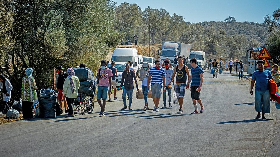 Λέσβος: Στους δρόμους οι μετανάστες - Μπλόκα από κατοίκους