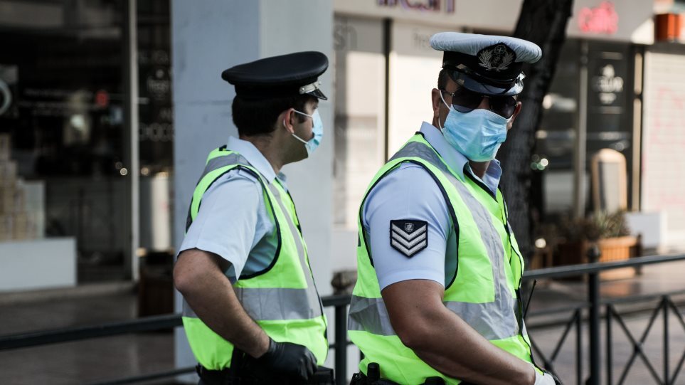 Κορωνοϊός - Αχαΐα: Αστυνομικός έκοψε πρόστιμο... σε αστυνομικό για μη χρήση  μάσκας
