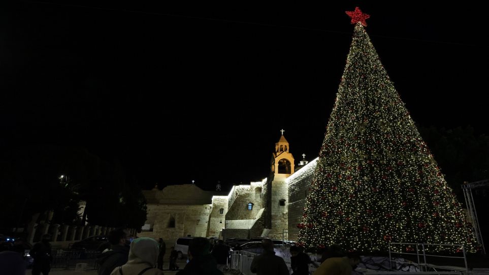 Κορωνοϊός: Χωρίς... γιορτές και πανηγύρια, η Βηθλεέμ «άναψε» το χριστουγεννιάτικο  δέντρο της