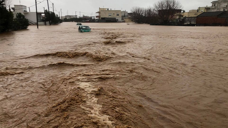 Πλημμύρες στον Έβρο: Πνίγηκε πυροσβέστης στην Αλεξανδρούπολη προσπαθώντας  να σώσει μαθητές