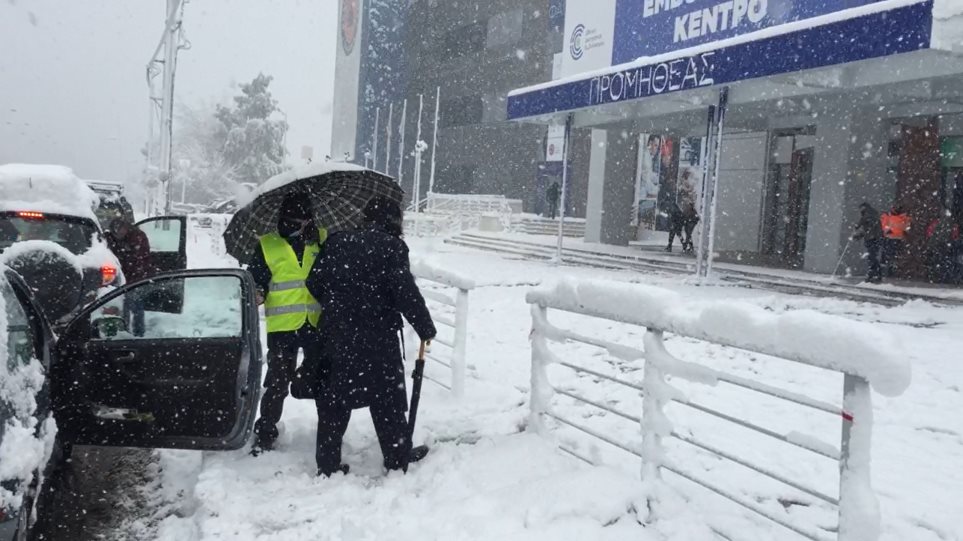 Sta Leyka To Emboliastiko Kentro Sto Maroysi Phgan Panw Apo 150 Atoma Para Thn Xionoptwsh