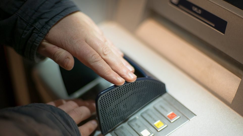 Μυτιλήνη: Επιτήδειοι έκλεψαν από 77χρονη τραπεζικές κάρτες και έκαναν αγορές 900 ευρώ