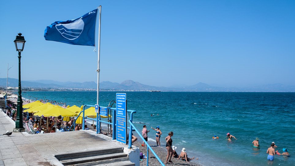 Γαλάζιες Σημαίες: Δεύτερη σε 49 χώρες η Ελλάδα - Δείτε τη λίστα με τις 545  βραβευμένες παραλίες