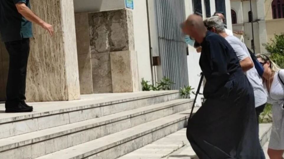 Νέα στοιχεία για τον ιερέα που κατηγορείται για βιασμό: Την χάιδευε στα  πόδια και στο στήθος την ώρα της εξομολόγησης