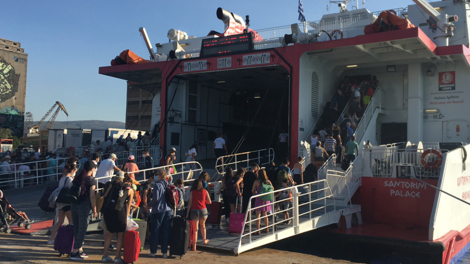 Κορωνοϊός: Αυξημένη κίνηση στα λιμάνια της Αττικής - Ουρές λόγω των αυστηρών ελέγχων