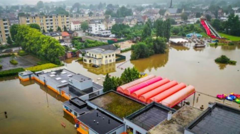Συναγερμός στην Ολλανδία: Κάτοικοι εγκαταλείπουν τα σπίτια τους λόγω των  πλημμυρών