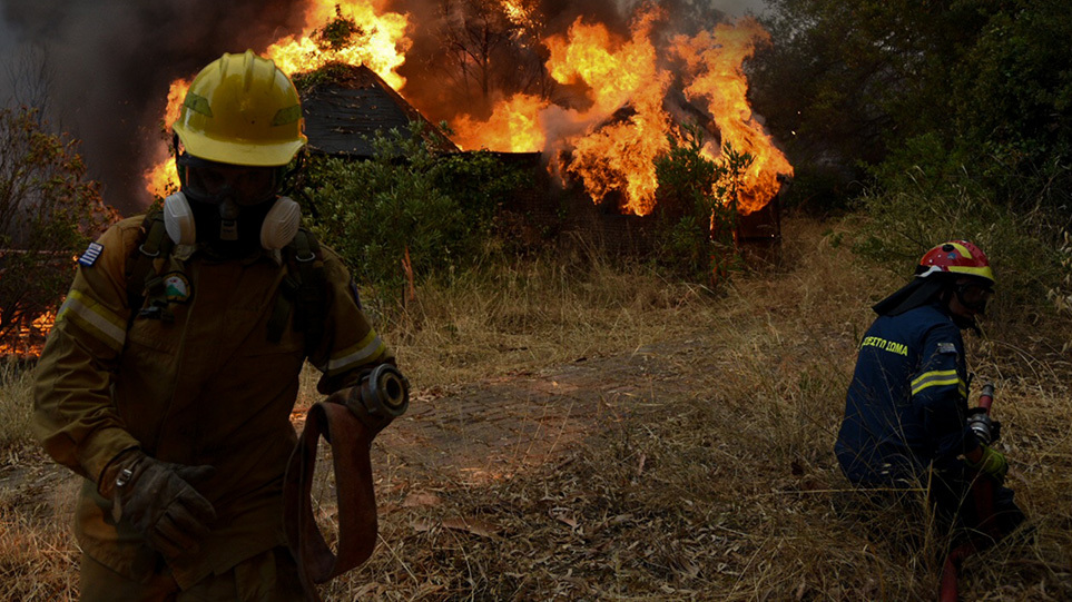 Μεγάλη φωτιά στην Αχαΐα: Με δυνάμεις από όλη την Ελλάδα ενισχύεται η  προσπάθεια κατάσβεσης - Κάηκαν σπίτια και εκκενώθηκαν χωριά - 5 άνθρωποι  στο νοσοκομείο