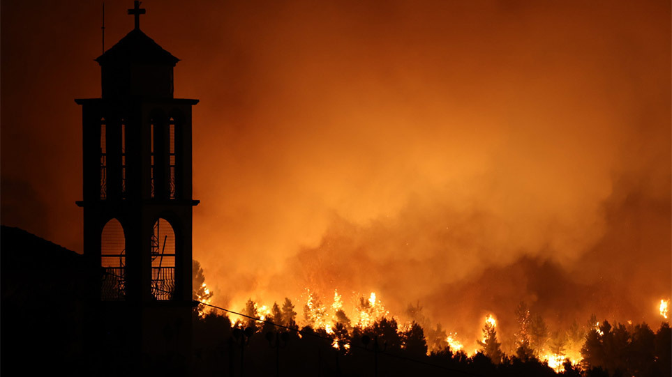 Φωτιά στην Εύβοια: Ανεξέλεγκτα τα πύρινα μέτωπα