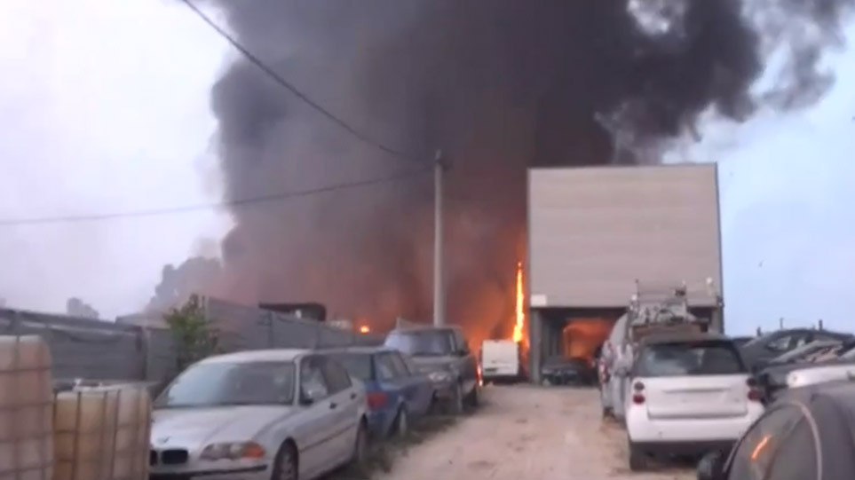 Φωτιά στην Αττική: Συγκλονιστικές εικόνες από τις Αφίδνες - Εκρήξεις σε μάντρα αυτοκινήτων