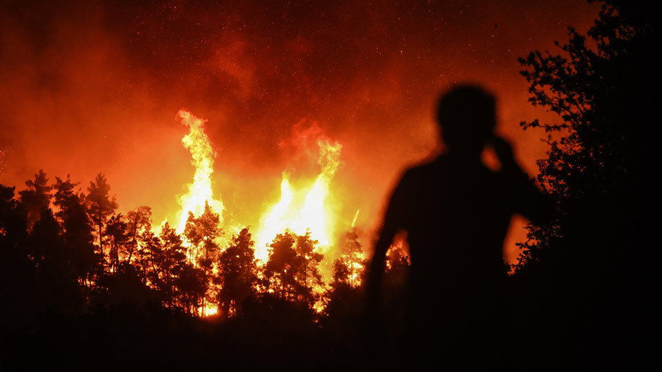 Η πιο εφιαλτική νύχτα: Στις φλόγες η μισή Ελλάδα - Φωτιές σε Αττική,  Εύβοια, Μεσσηνία, Λακωνία
