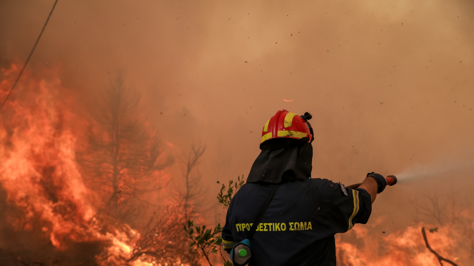 Φωτιά στην Ηλεία: Αντιμέτωπες με αναζωπυρώσεις οι πυροσβεστικές δυνάμεις