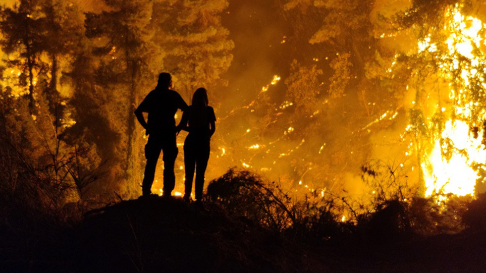 Φωτιά στην Αρκαδία: Ολονύχτια μάχη για να μην περάσει η φωτιά στο Μαίναλο
