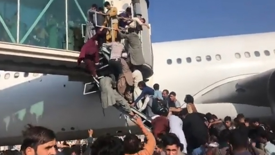 Αφγανιστάν: Απίστευτες εικόνες στο αεροδρόμιο της Καμπούλ - Χάος και  ποδοπατήματα, αναφορές για νεκρό παιδί