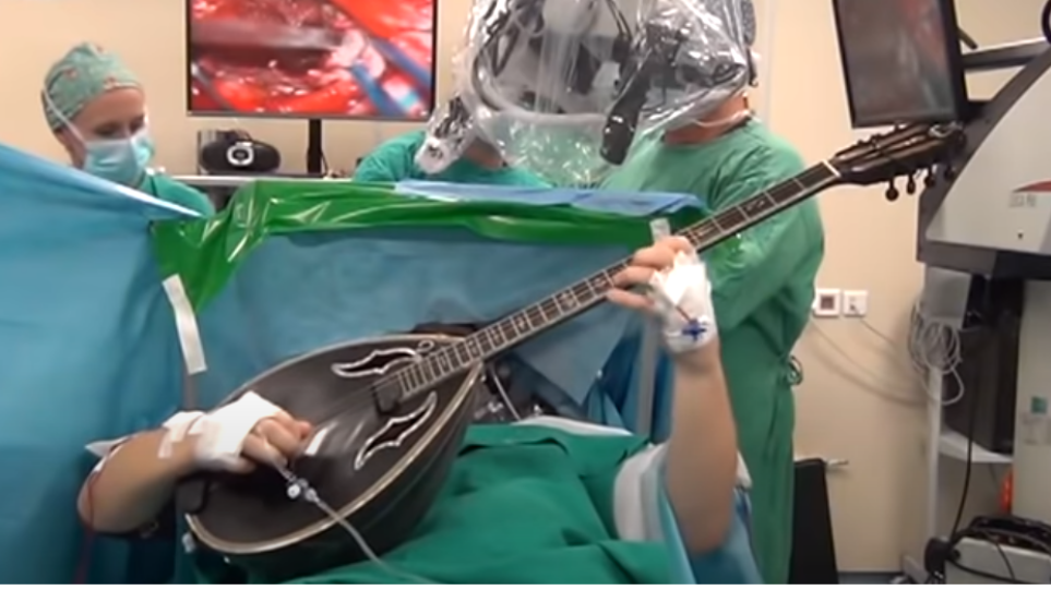 Ο μουσικός που χειρουργήθηκε στον εγκέφαλο ενώ... έπαιζε μπουζούκι μιλά για  την εμπειρία του (Βίντεο)