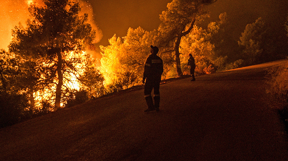 Φωτιές στην Αττική: Δεύτερη νύχτα αγωνίας σε Βίλια και Κερατέα - Μάχη μην  ξεφύγουν οι αναζωπυρώσεις