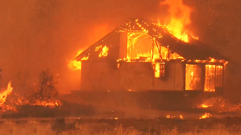 Φωτιά στα Βίλια: Ανεξέλεγκτες οι φλόγες - Αλλάζουν συνεχώς φορά οι άνεμοι -  Καίγονται σπίτια εκτός οικισμού
