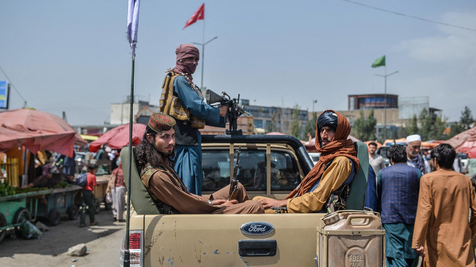 Χάος στο Αφγανιστάν: Βία από τους Ταλιμπάν - Απειλούν τους νέους που φορούν  ρούχα της Δύσης