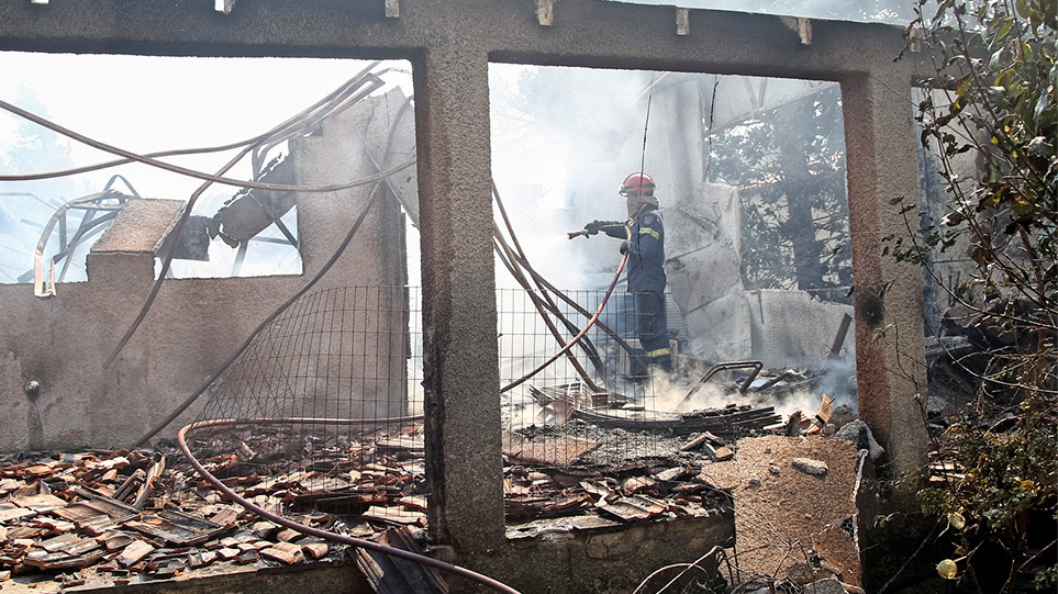 Φωτιά στα Βίλια: Μάχη με τα μποφόρ και τις αναζωπυρώσεις για να ελεγχθεί το πύρινο  μέτωπο