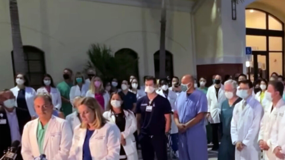 Γιατροί στη Φλόριντα διαμαρτύρονται έξω από το νοσοκομείο: «Εξαντληθήκαμε  από την αύξηση των εισαγωγών, εμβολιαστείτε!»