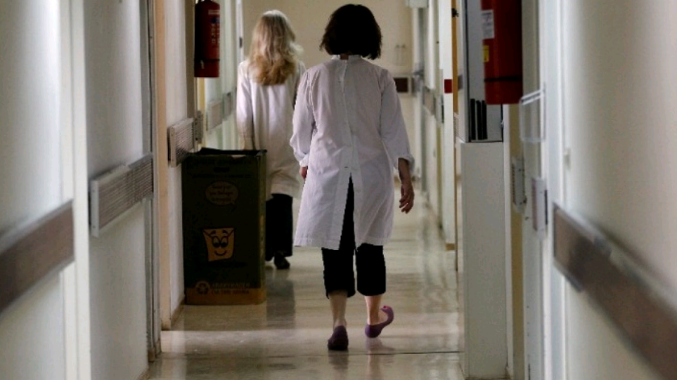 Νοσηλεύτρια στην Πάτρα: Τώρα που έκανες το εμβόλιο θα πάθεις καρκίνο σαν  τον πατέρα σου
