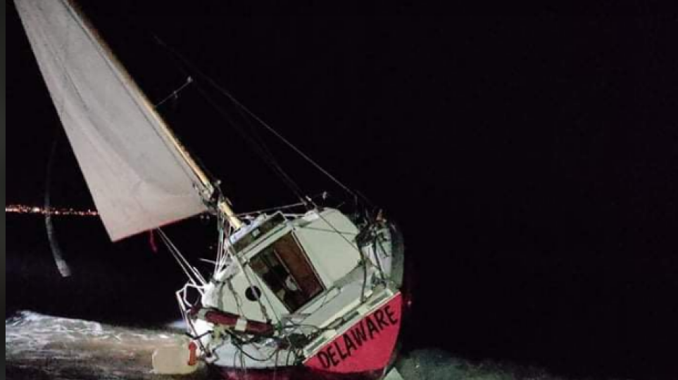 Μεσσηνία: Ακυβέρνητο ιστιοπλοϊκό ξεβράστηκε σε ακτή στην Ελαία