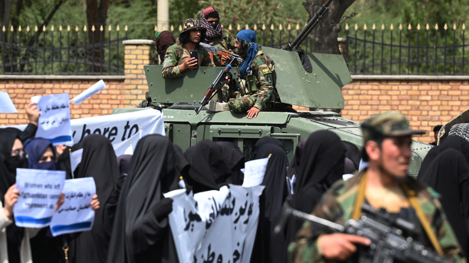 Αφγανιστάν: Με μπούρκες γυναίκες διαδήλωσαν υπερ των Ταλιμπάν στην Καμπούλ