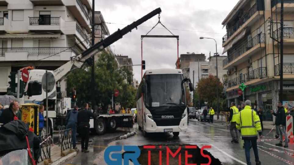 Δείτε βίντεο και φωτογραφίες από την τεράστια τρύπα που «κατάπιε» λεωφορείο  στη Θεσσαλονίκη