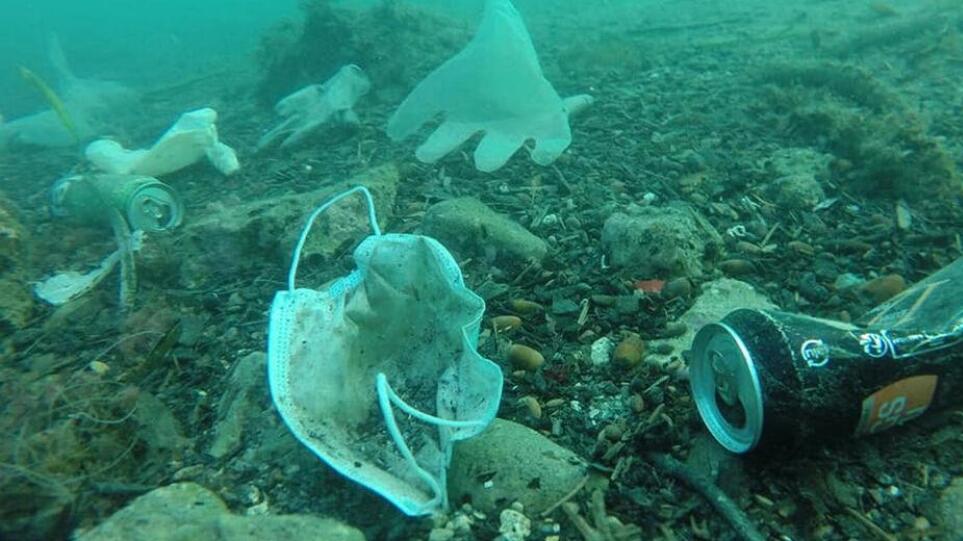 Σκουπιδότοπος οι θάλασσες του πλανήτη με επιπλέον 26.000 τόνους πλαστικών λόγω της πανδημίας
