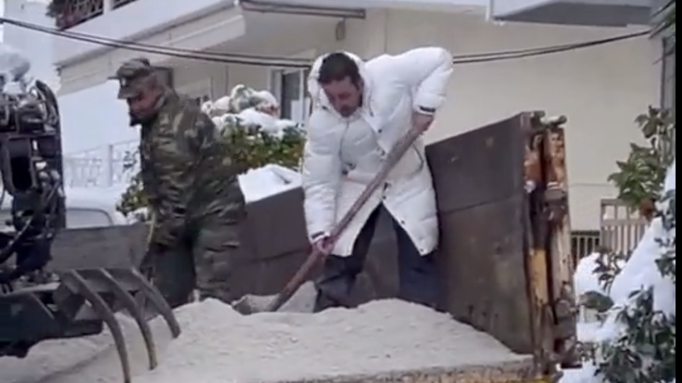 Κακοκαιρία «Ελπίς» - Χιόνια στην Αθήνα: Ο δήμαρχος Γαλατσίου ρίχνει αλάτι  στους παγωμένους δρόμους - Δείτε βίντεο