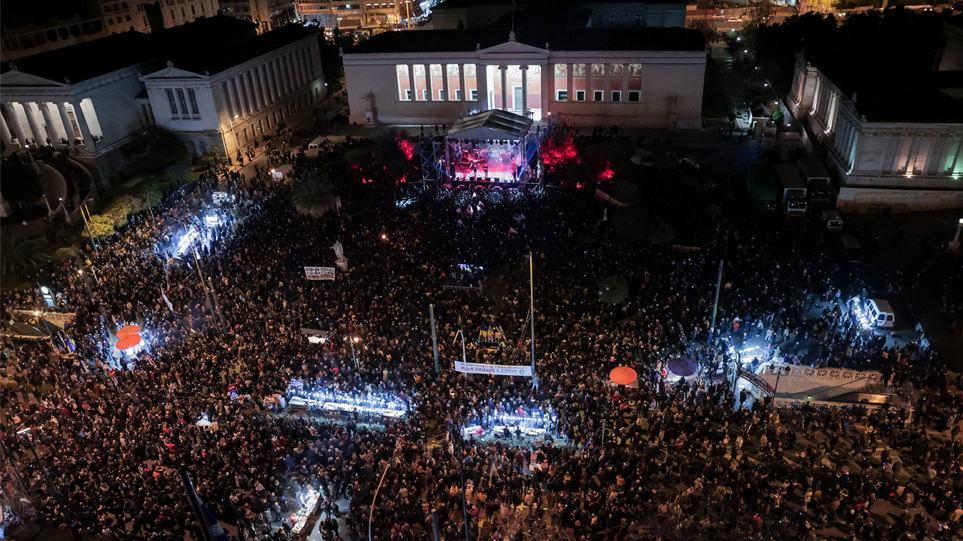 Προπύλαια: Συναυλία ειρήνης χωρίς σημαίες της Ουκρανίας - Δείτε φωτογραφίες