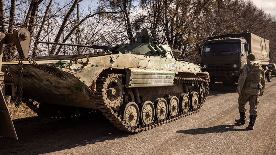 russian_tank_ukrainianserviceman_art