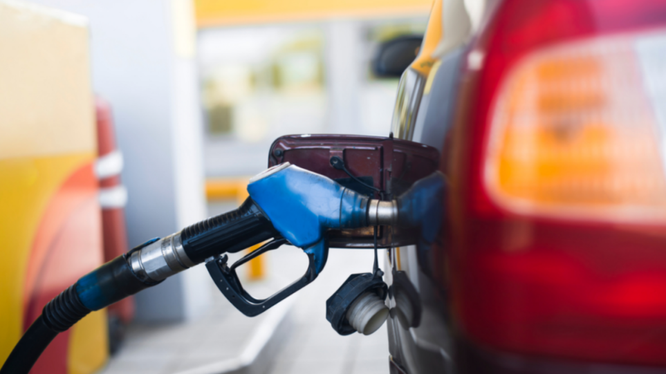 «Φωτιά» η βενζίνη: Πάνω από τα 2 ευρώ η μέση τιμή της αμόλυβδης