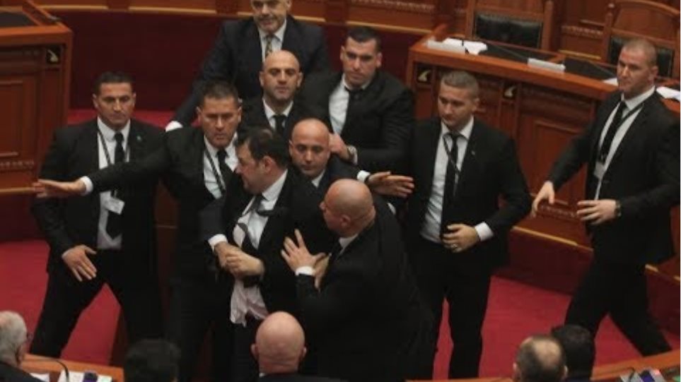 Përleshje fizike në Kuvend, qëllohet Edi Rama nga deputeti demokrat