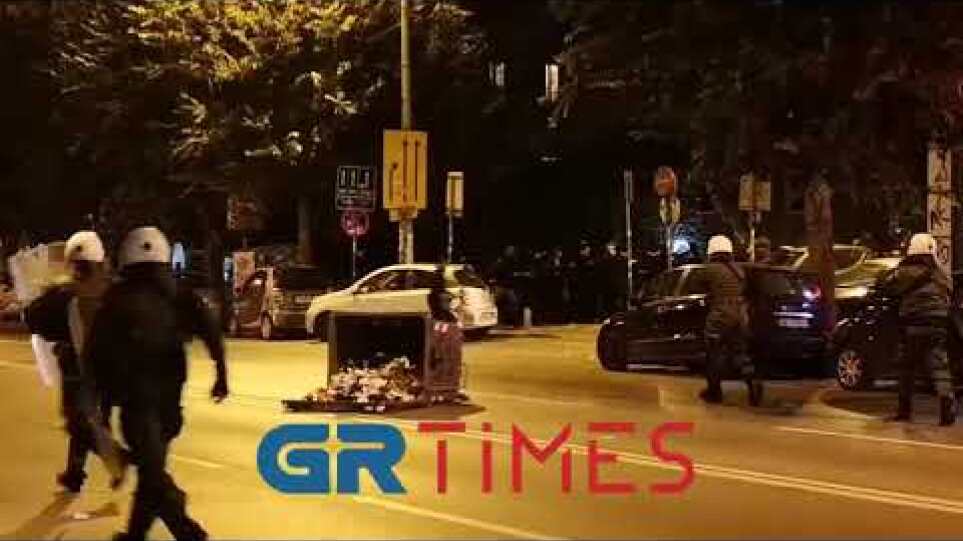 Σοβαρά επεισόδια στο κέντρο της Θεσσαλονίκης 2  Καταδίωξη στο Πέραμα: Στη ΓΑΔΑ κρατούνται οι 7 αστυνομικοί - Απειλούν με αντίποινα οι Ρομά 1QdWVeQ0 SU