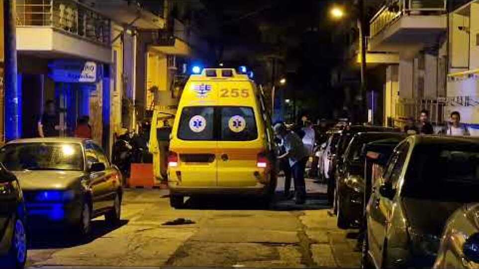 Παρέα δέκα ατόμων πλακώθηκαν στο ξύλο στη Θεσσαλονίκη και χτύπησαν 37χρονο που πήγε να τους χωρίσει
