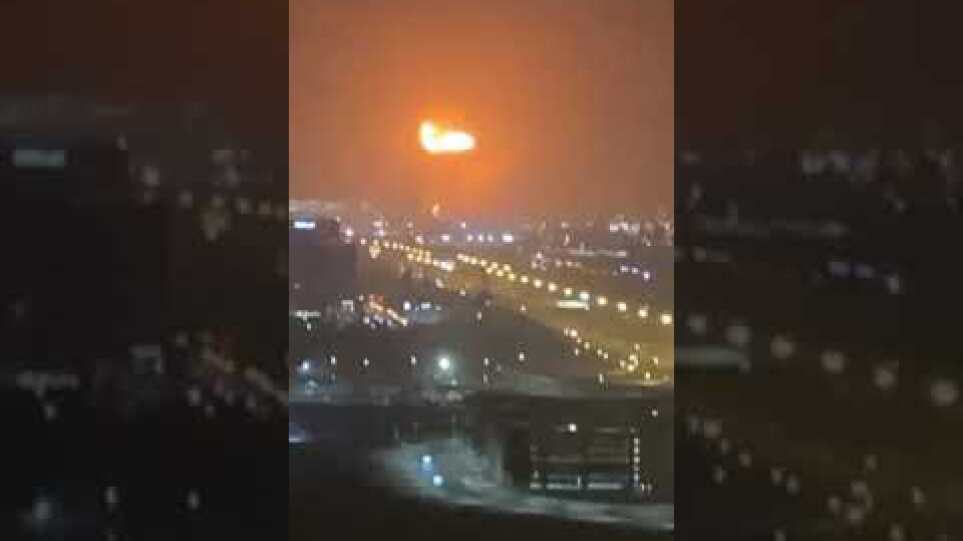 Τη στιγμή που ένα εμπορικό πλοίο εκρήγνυται στο Ντουμπάι