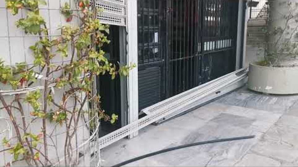 Αντιεξουσιαστές έσπασαν τα ρολά και μπούκαραν στο κτήριο διοίκησης του ΑΠΘ (3)