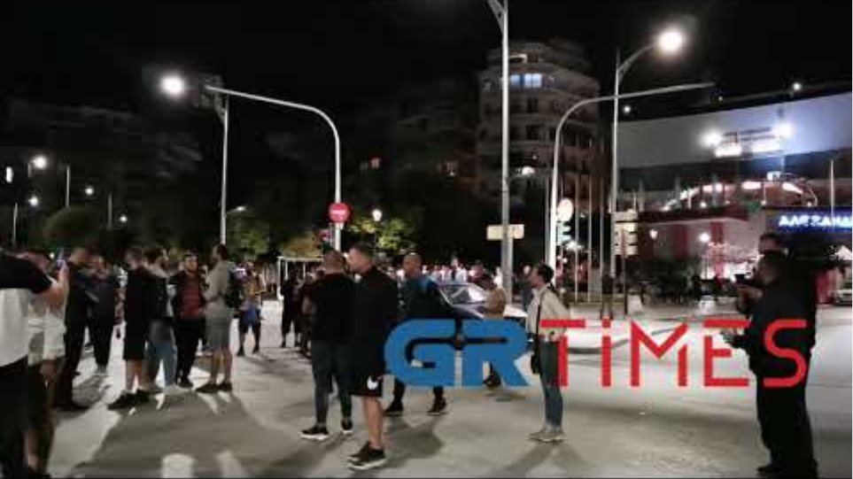 Θεσσαλονίκη: Έστησαν χορό μπροστά στο Λευκό Πύργο οι εστιατορες