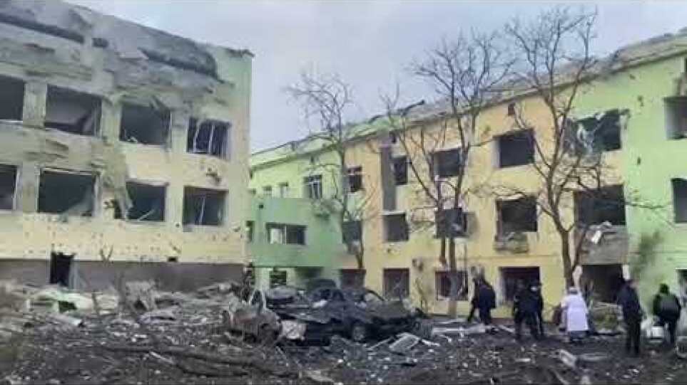 Βομβαρδισμός από ρωσικά στρατεύματα σε νοσοκομείο παίδων στη Μαριούπολη (2)