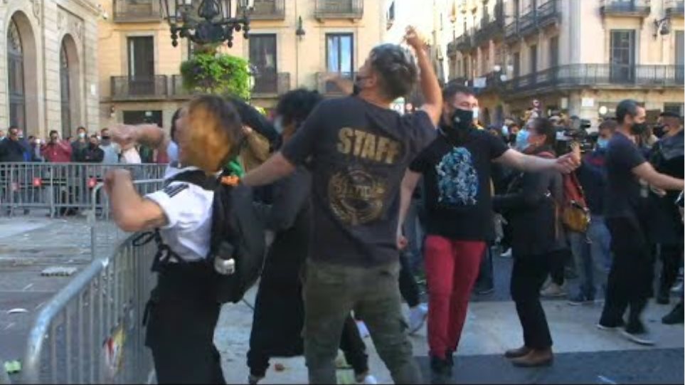 Protest in Barcelona after bars and restaurants are shut | AFP