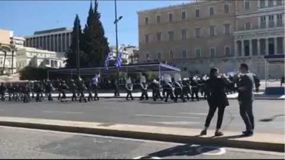 Με το «Μακεδονία Ξακουστή» έφτασε η μπάντα του Πολεμικού Ναυτικού στο Σύνταγμα